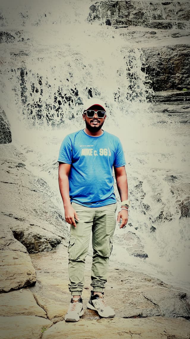 Sri Lankan Guide in Tea Plantations